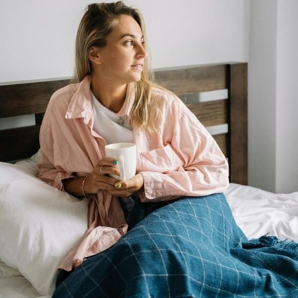 Femme se relaxant pour mieux vivre les douleurs menstruelles naturellement