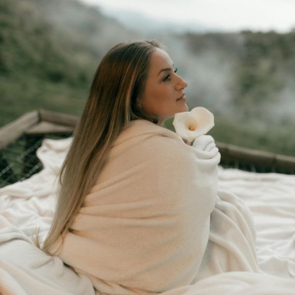 Moment de détente profonde pour relâcher le stress féminin et les tensions corporelles