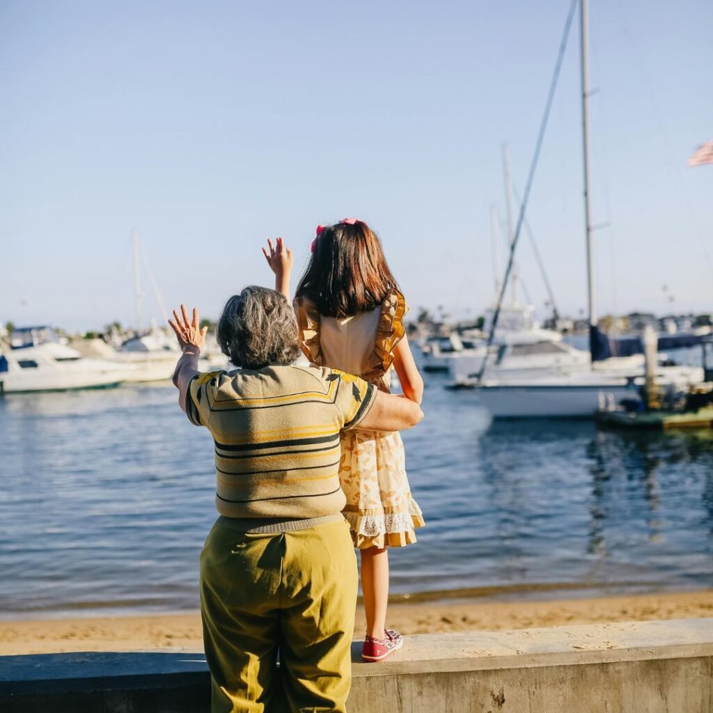 Mémé au lac d'aix les bains avec sa petite fille
