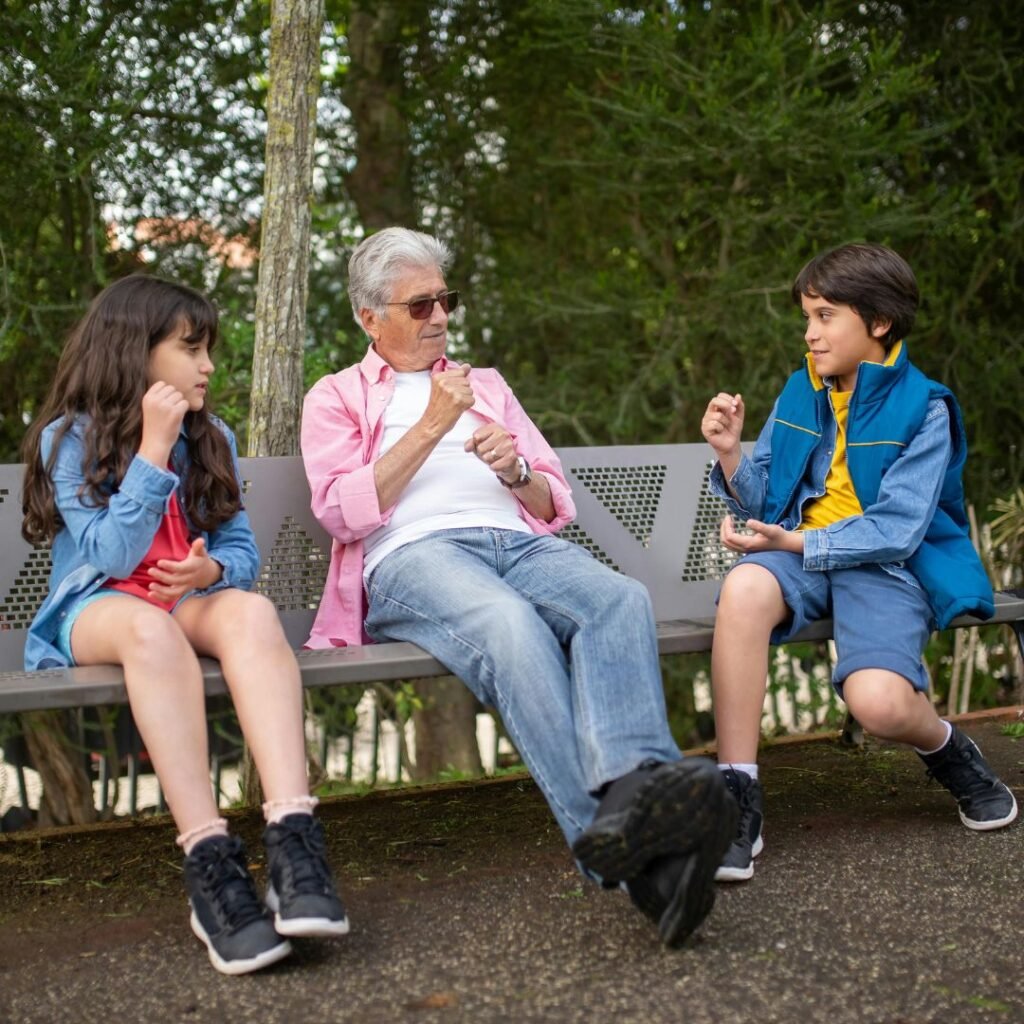 Pépé qui joue avec ses petits enfants