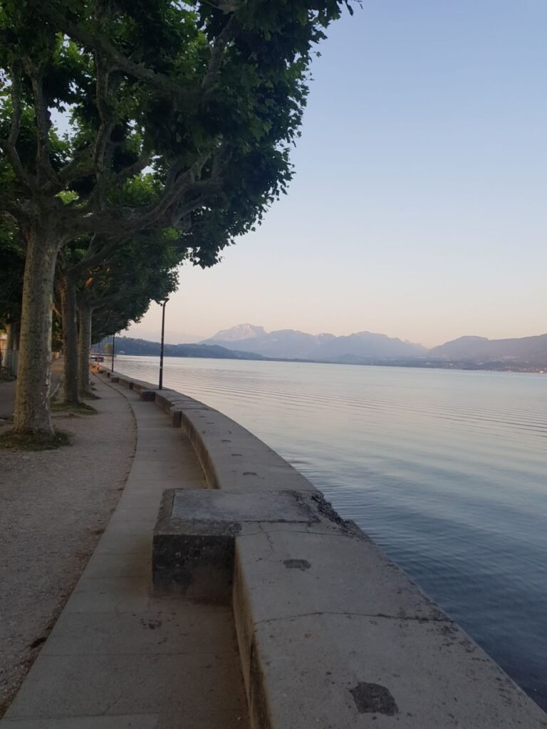marche-au-lac-d-aix esplanade du lac d'aix les bains